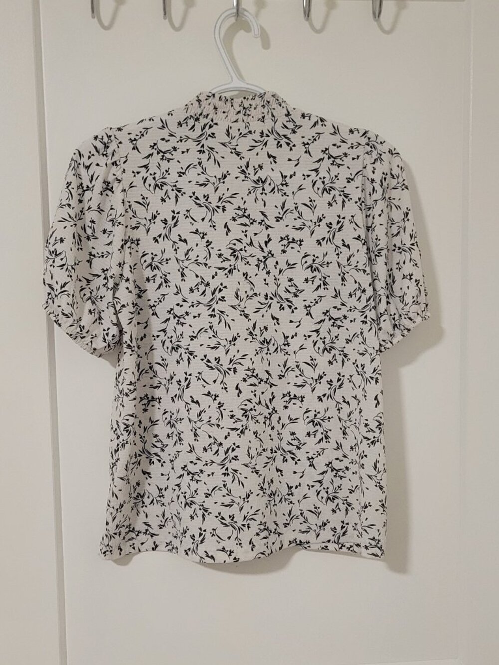 Reitmans Floral Mock-Neck Short Sleeve Blouse (Size XS) - Picture 4 of 7